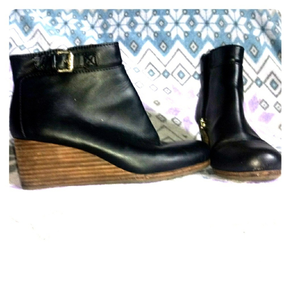 Black wedges